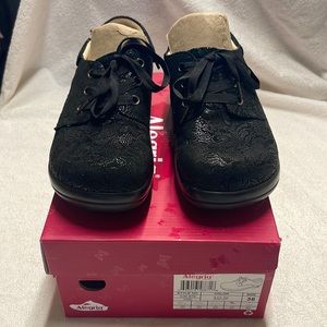 NIB never worn euro 38 Algeria tie shoes black smoke free house